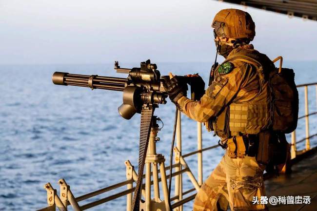 法航母追逐中国潜艇？碰上中国40艘军舰懵了 法国自吹自擂